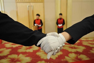 兩會中的服務(wù)員們 無聲的奉獻(xiàn)，卓越的會議服務(wù)